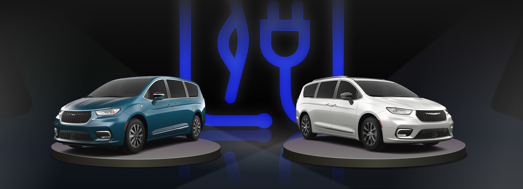 Vue d'une Chrysler EV 2023 bleue et d'une Chrysler EV 2023 blanche sur fond noir.