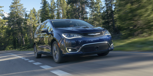 Chrysler Pacifica 2020 bleue roulant à toute vitesse sur la route