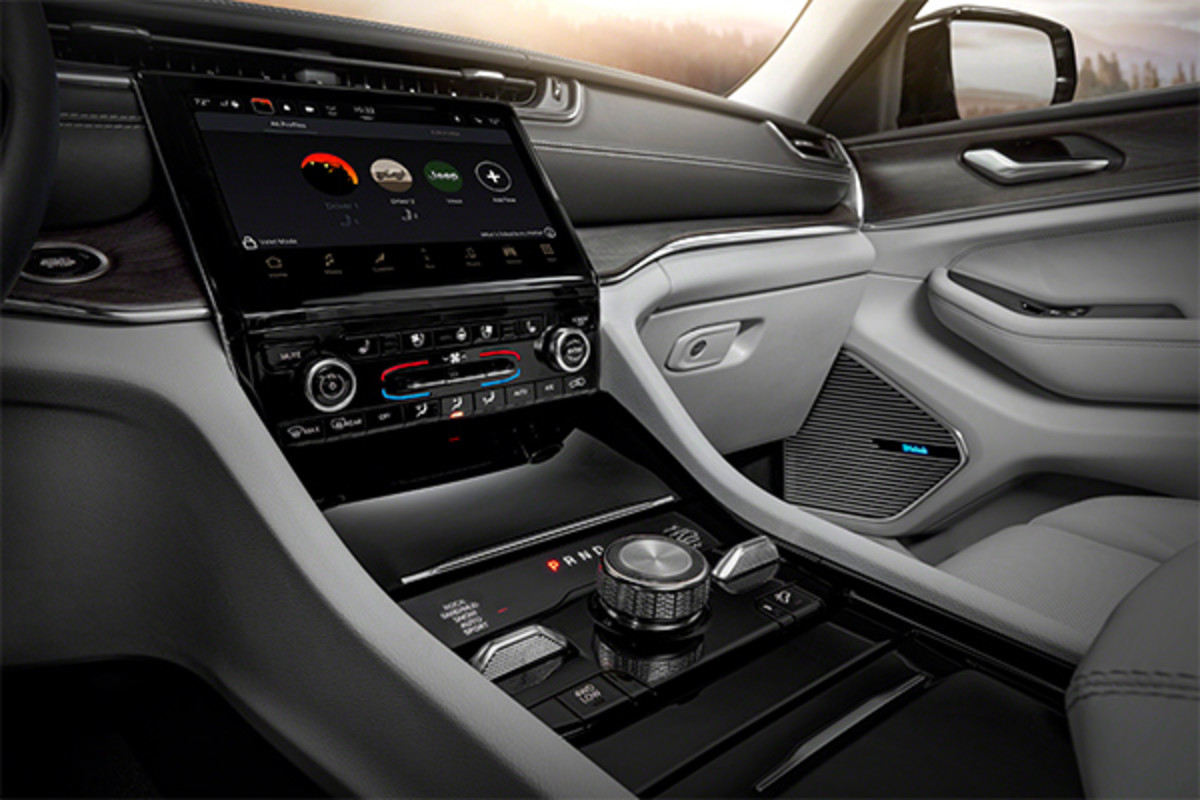 Closeup of the Uconnect 5 system within the console of a 2021 Jeep Grand Cherokee.