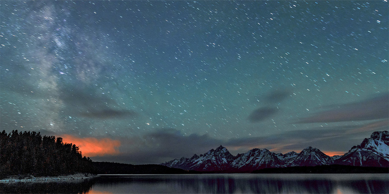 Vue d’un lac et de montages sous un ciel de nuit étoilé Concept Grand Wagoneer