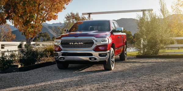 Ram 1500 DT 2021 rouge roulant sur une surface de galets