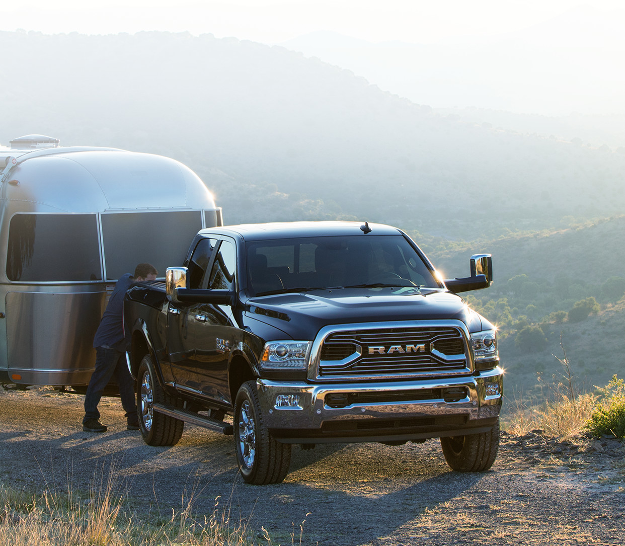 2018 RAM 2500 pickup truck towing trailer ...