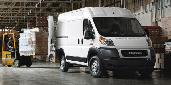 Ram ProMaster 2021 pendant un chargement de boîtes dans un entrepôt
