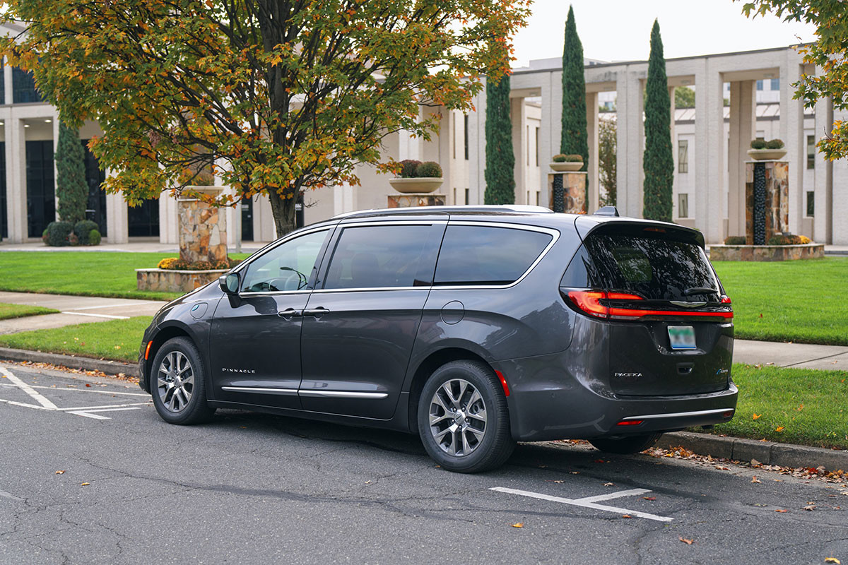 Safety Features — 2023 Chrysler Pacifica Hybrid PHEV | Chrysler Canada